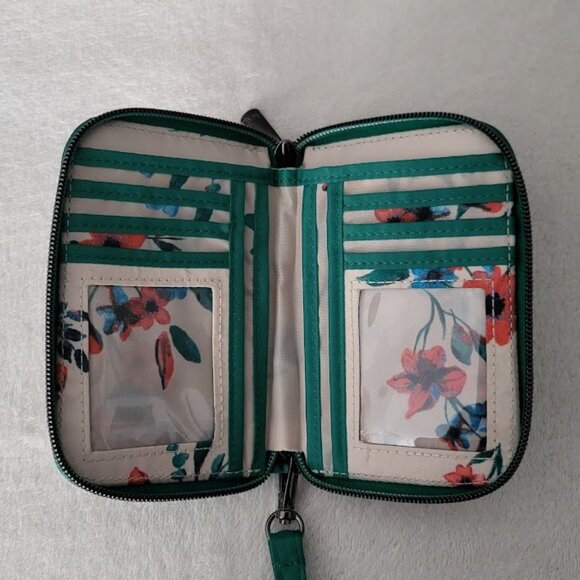 EUC Lug KELLY GREEN Rodeo 2 wristlet wallet - Picture 2 of 7